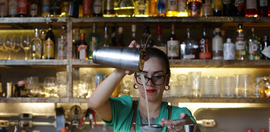 A bartender Alice Guedes comanda o balcão do Guarita ao lado de Jean Ponce. Foto: Nilton Fukuda/Estadão 