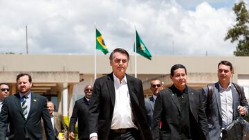 Bolsonaro conversa com seu vice, Hamilton Mourão, antes de partir para Israel, onde fará visita oficial de quatro dias. Foto: Alan Santos/PR