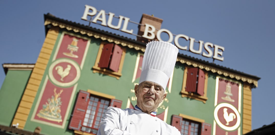 Foto de março de 2011 com o chef francês Paul Bocuse, do lado de fora do seu restauranteL'Auberge du Pont de Collonges, emCollonges-au-Mont-d'or, na região central da França. Foto: AP Photo/Laurent Cipriani, File