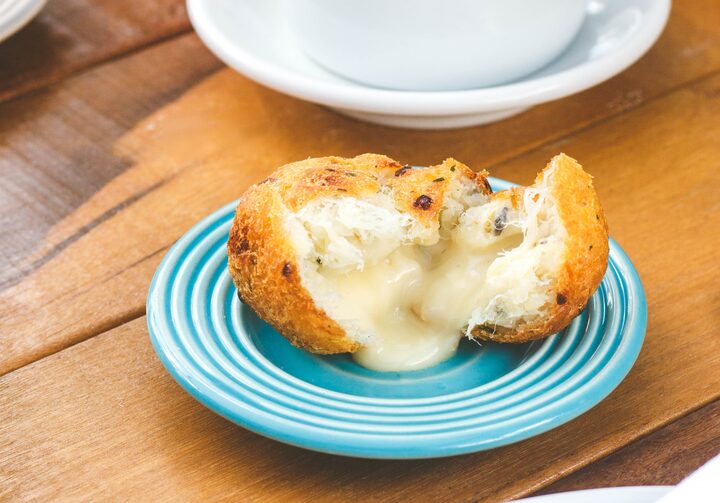 Delicioso bolinho de bacalhau com queijo.