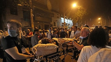 Pacientes são evacuadosno Hospital Badim, que sofreu um incêndio em2019. Foto: Wilton Junior/Estadão