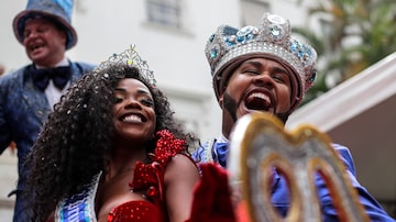 Rei Momo recebeu simbolicamente a chave da cidade na quarta-feira; desfiles no sambódromo começam na sexta-feira. Foto: Antonio Lacerda / EFE