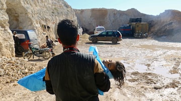 Ao menos 20 crianças e 17 mulheres morreram no ataque químico na cidade síria de Khan Sheikhoun. Foto: REUTERS/Ammar Abdullah
