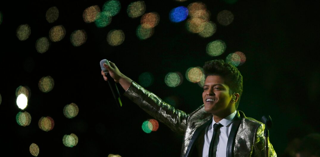 Bruno Mars em show no Super Bowl, em 2014. Foto: Shannon Stapleton