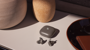 Beats Fit Pro são compatíveis com iPhone e Android, trazendo cancelamento de ruído e ajuste personalizável à orelha. Foto: Divulgação/Beats