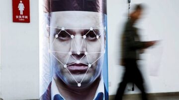 A AEPD criticou a postura da Comissão Europeia de permitir o uso de reconhecimento facial em atividades do governo. Foto: Thomas Peter/Reuters 