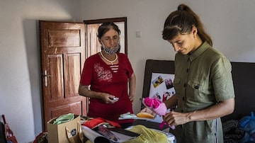 Hatidze Muratova (esq.) e a diretora Tamara Kotevska na nova casa de Muratova, na vila de Dorfulija. Foto: Laura Boushnak/The New York Times