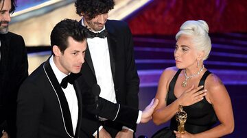 Mark Ronson e Lady Gaga recebem o Oscar por 'Shallow', música de 'Nasce Uma Estrela'. Foto: Kevin Winter/Getty Images/AFP