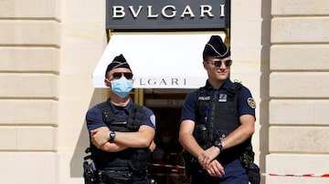 French police stand in front of the Bulgari jewellery store following a robbery at Place Vendome in Paris, France, September 7, 2021. REUTERS/Eric Gaillard. Foto: Eric Gaillard/Reuters - 7/9/2021