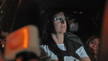 Kátia Rabelo é escoltada até a Polícia Federal em 15 de novembro de 2013. Foto: Cristiano Machado/Hoje em Dia