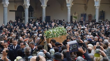 Ao fim do funeral, o corpo de Eco foi conduzido para ser cremado em uma cerimônia privada. Foto: Tiziana Fabi|AFP