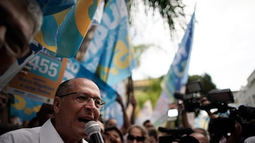 O candidato do PSDB Geraldo Alckmin faz campanha Foto:Leo Correa/AP. Foto: Leo Correa/AP