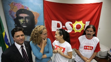 Fundadores do PSOL: João Fontes, Luciana Genro, Heloisa Helena e Babá. Foto: Ed Ferreira/AE/Estadão - 14/12/2004