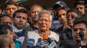 Dhaka (Bangladesh), 01/01/2024.- Bangladeshi Nobel peace laureate Muhammad Yunus (C) talks to the media outside the Dhaka Labor Court in Dhaka, Bangladesh, 01 January 2024. Yunus and three other top officials of Grameen Telecom were sentenced to six months of imprisonment in a case over labor law violations. EFE/EPA/MONIRUL ALAM
. Foto: EFE/EPA/MONIRUL ALAM