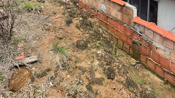 Pedra gigante atinge casa, após deslizamento de terra em Aparecida. Foto: Divulgação/Defesa Civil do Estado em Aparecida
