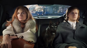 Michelle Pfeiffer, o gato e Lucas Hedges no filme 'French Exit'. Foto: Sony Pictures 