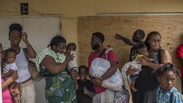 Imigrantes haitianos que sobreviveram ao furacão Dorian foram transferidos para Nassau, nas Bahamas. Muitos deles perderam tudo. Foto: Daniele Volpe / The New York Times