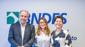Mercadante, Janja e Tereza Campello em reunião no BNDES. Foto: Cláudio Kbene