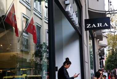 Trabalhadores colocam mensagens de protesto em roupas da Zara - Estadão