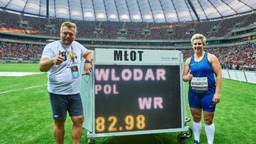 Anita Wlodarczyk ao lado do técnico, mostrando o novo recorde mundial. Foto: Adam Nurkiewicz/AFP