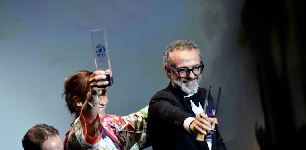 Massimo Bottura recebe o prêmio pelo Osteria Francescana, eleito o melhor restaurante do mundo. Foto: Vincent West|AFP