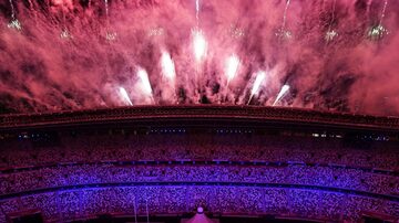 Fogos de artifício iluminam o céu durante a abertura dos Jogos Olímpicos de Tóquio. Foto: Fabrizio Bensch / Reuters