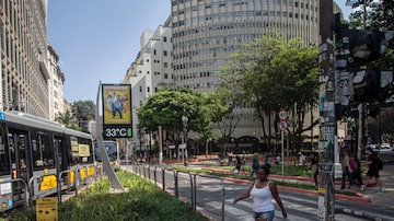 TB SAO PAULO SP 23/08/2023 METROPOLE - CLIMATEMPO/ CALOR EM SÃO PAULO/ CENTRO - Relógios de rua marcam temperaturas acima de 30 graus na região central de São Paulo. FOTO TABA BENEDICTO /  ESTADAO. Foto: TABA BENEDICTO