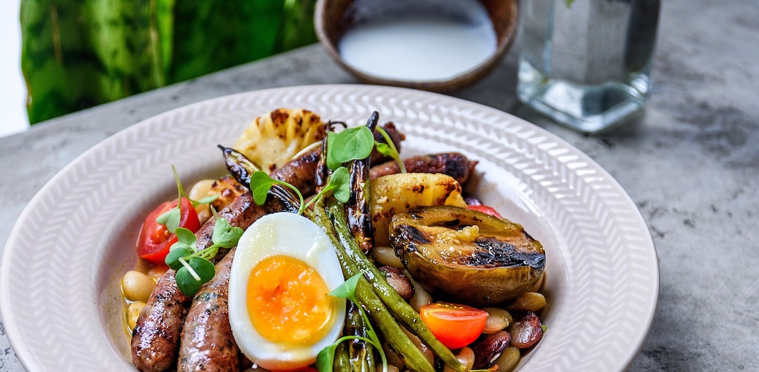 Novidades no Fitó. Linguiça de carne de sol acompanhada de salada de favas, coalhada da casa e ovo cozido. Foto: Lucas Terribili