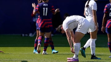 Meikayla Moore ficou desolada após marcar o terceiro gol contra. Foto: Mark J. Terrill/AP