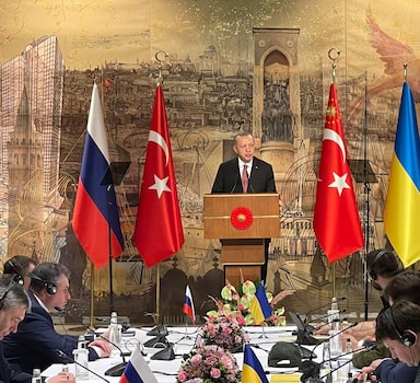 Istanbul (Turkey), 29/03/2022.- A handout photo made available by the Ukrainian Presidential Press Service shows Turkish President Erdogan (C, back) addressing the Russian (L) and Ukrainian (R) delegations before their talks, at Dolmabahce Palace in Istanbul, Turkey, 29 March 2022. Delegations from Russia and Ukraine are due to resume face-to-face talks in Istanbul on the day. (Rusia, Turquía, Ucrania, Estanbul) EFE/EPA/UKRAINIAN PRESIDENTIAL PRESS SERVICE HANDOUT -- BEST QUALITY AVAILABLE -- MANDATORY CREDIT: UKRAINIAN PRESIDENTIAL PRESS SERVICE -- HANDOUT EDITORIAL USE ONLY/NO SALES
