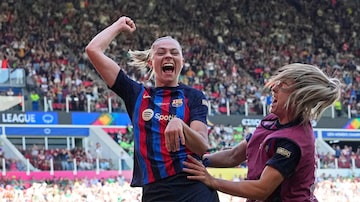 Barcelona's Fridolina Rolfo, left, celebrates after scoring her side's third goal during the Women's Champions League final soccer match between FC Barcelona and VfL Wolfsburg at the PSV Stadion in Eindhoven, Netherlands, Saturday, June 3, 2023. (AP Photo/Martin Meissner). Foto: Martin Meissner/AP Photo