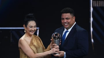 Brazilian former football player Ronaldo (R) hands an award to the widow of Brazilian football legend Pele, Marcia Aoki (L), during a tribute to Pele at the Best FIFA Football Awards 2022 ceremony in Paris on February 27, 2023. (Photo by FRANCK FIFE / AFP). Foto: Franck Fife / AFP