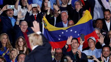 Presidente Donald Trump (de costas)acena para plateia em Miami ao falar sobre a crise naVenezuela. Foto: REUTERS/Kevin Lamarque