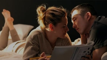 Os atores Kristen Stewart e Steven Yeun em 'Love me. Foto: Justine Yueng/ Sundance Institute