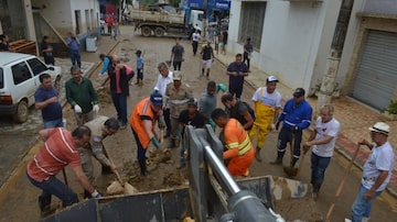 Cerca de 800 pessoas, entre moradores, prefeitos e vereadores de vários municípios vizinhos ajudaram na limpeza da cidade de Iconha, no sul do Espírito Santo. Foto: Governo do Espírito Santo