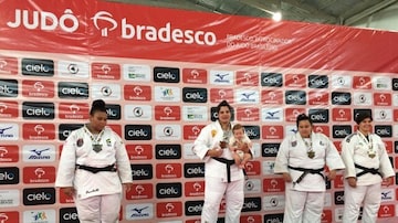 A judoca Camila Yamakawa conquistou o título brasileiro e subiu ao pódio com Ali, de três meses. Foto: Lara Monsores/CBJ