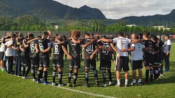 Jogadores do Vasco fazem um minuto de silêncio antes de treino. Foto: Carlos Gregório Jr./Vasco