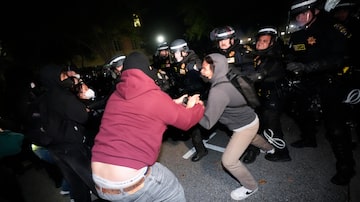 Policiais prendem manifestantes pró-Palestina na Universidade da Califórnia nesta quinta-feira, 2
