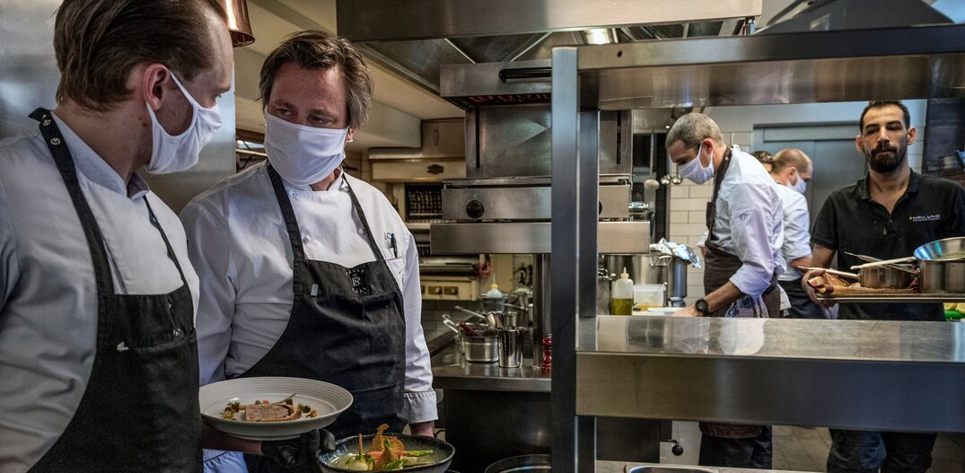 O chef Dirk Gieselmann, do Pauly Saal, restaurante com estrelaMichelin em Berlim que reabriu na semana passada. Foto: Laetitia Vancon/NYT