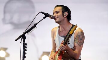 Matty Healy of The 1975 performs on day two of the Lollapalooza Music Festival on Friday, Aug. 4, 2023, at Grant Park in Chicago. (Photo by Rob Grabowski/Invision/AP). Foto: Rob Grabowski/Invision/AP
