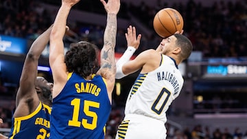 Feb 8, 2024; Indianapolis, Indiana, USA; Indiana Pacers guard Tyrese Haliburton (0) shoots the ball while Golden State Warriors forward Gui Santos (15) defends in the second half at Gainbridge Fieldhouse. Mandatory Credit: Trevor Ruszkowski-USA TODAY Sports. Foto: Trevor Ruszkowski-USA TODAY Sports via Reuters 
