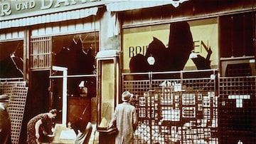 A Noite dos Cristais: em novembro de 1938, vandalismo contra lojas de judeus. Foto: Pinterest