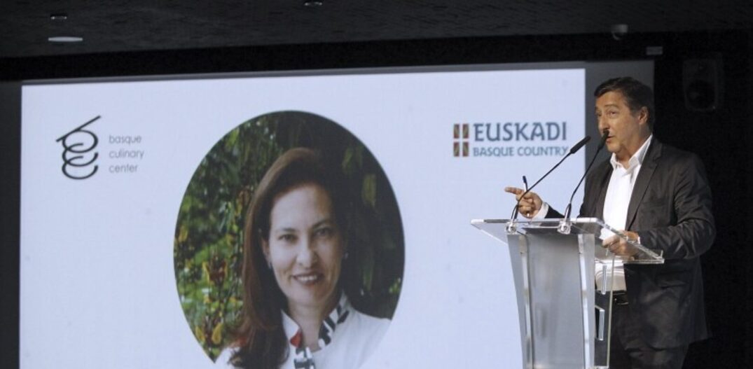 O chef Joan Roca, presidente do juri, anuncia a vencedora do prêmio Basco. Foto: EFE|Gorga Estrada
