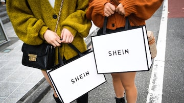 Customers hold Shein bags outside the Shein Tokyo showroom in Tokyo, Japan, on Sunday, Nov. 13, 2022. Fast fashion retailer Shein opened its first permanent store in the world in the Harajuku district of Tokyo on Sunday, Nov. 13. MUST CREDIT: Bloomberg photo by Noriko Hayashi. Foto: Noriko Hayashi/Bloomberg