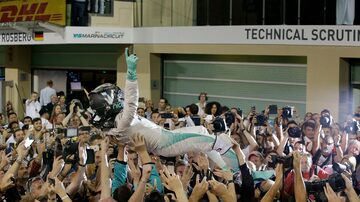 Campeão, Rosberg comemora junto com mecânicos da Mercedes. Foto: Luca Bruno/AP Photo