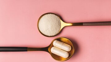 Collagen powder and pills on pink background. Extra protein intake. Natural beauty and health supplement for skin, bones, joints and gut. Plant or fish based. Flatlay, top view. Copy space. Foto: Yulia Lisitsa/Adobe Stock 