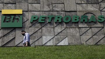 FILE PHOTO: A man walks past the headquarters of Brazilian oil company Petrobras in Rio de Janeiro, Brazil, September 10, 2020. REUTERS/Ricardo Moraes/File Photo. Foto: Ricardo Moraes/Reuters