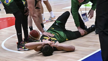 Brazil's Raul Neto Togni reacts in pain on court after picking up an injury during the FIBA Basketball World Cup Group G match between Iran and Brazil at Indonesia Arena in Jakarta on August 26, 2023. (Photo by Adek BERRY / AFP). Foto: Adek Berry/AFP