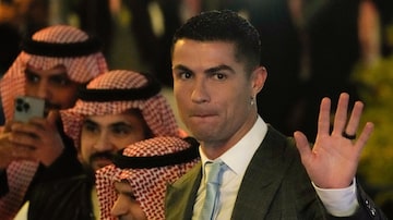 Cristiano Ronaldo attends the official unveiling as a new member of Al Nassr soccer club in in Riyadh, Saudi Arabia, Tuesday, Jan. 3, 2023. Ronaldo, who has won five Ballon d'Ors awards for the best soccer player in the world and five Champions League titles, will play outside of Europe for the first time in his storied career. (AP Photo/Amr Nabil). Foto: Amr Nabil/AP