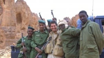 
 Com os amigos do exército da Mauritânia, perto da fronteira com o Marrocos, na África. Foto: Estadão